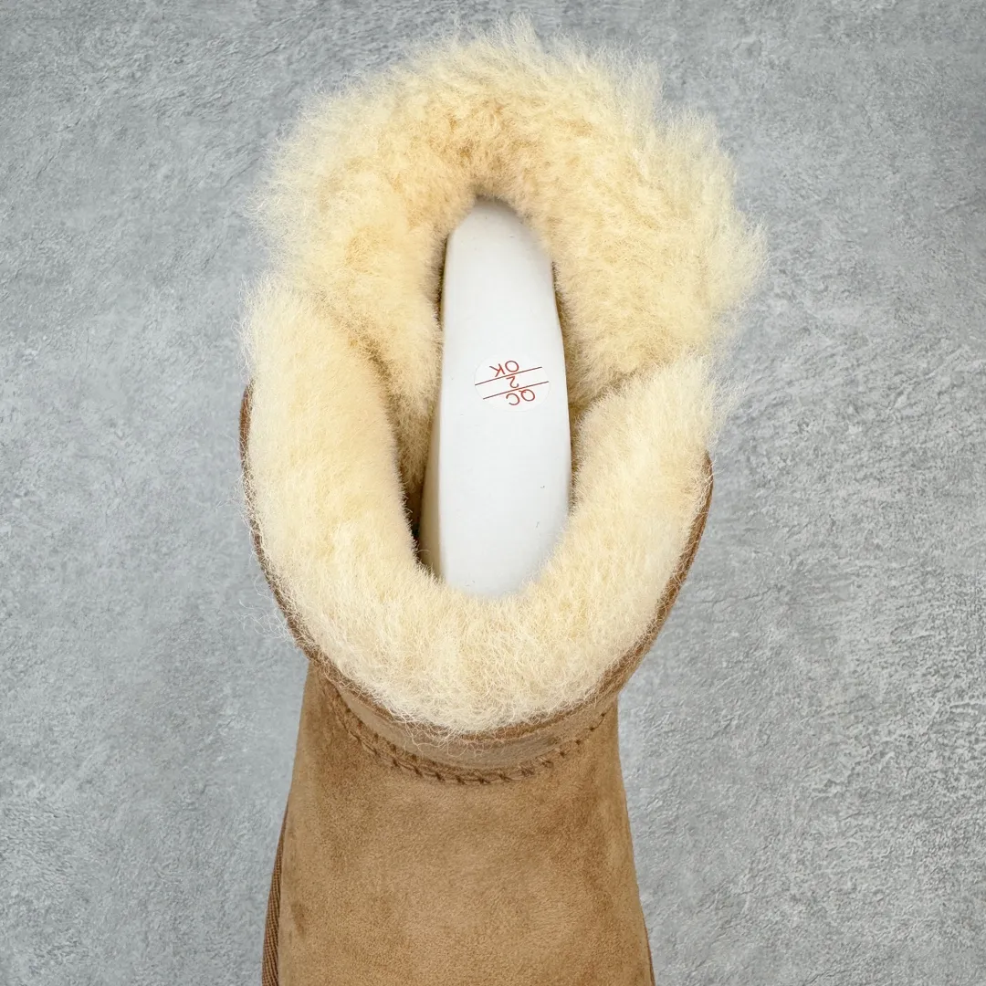 Pick up locally💰520 UGG 6422 Classic wooden buckle autumn and winter sheep fur integrated snow boots. All shoes are made from the same factory as ZP. Longfeng A-grade Australian imported sheep fur integrated women's boots. Brand OEM production line. Fully follow the ZP process. OEM original pattern maker. Adhering to the principle of no original shoes and no development selection. Pay attention to every detail. The most authentic version on the market. TREADLITE "Light Wing" technology outsole. Lightweight/durable/flexible/pile size: 35 36 37 38 39 40 Coding: by2936090